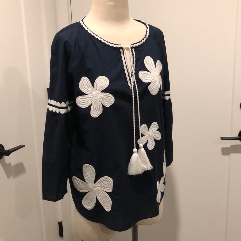 Crown & Ivy navy with white tunic